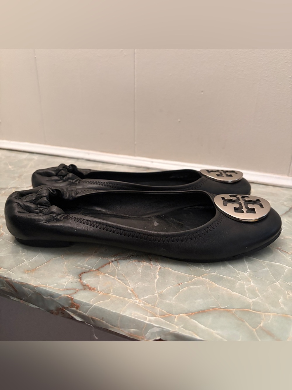 Tory Burch Ballet Flats Leather Silver Tone Medallion Leather size 7